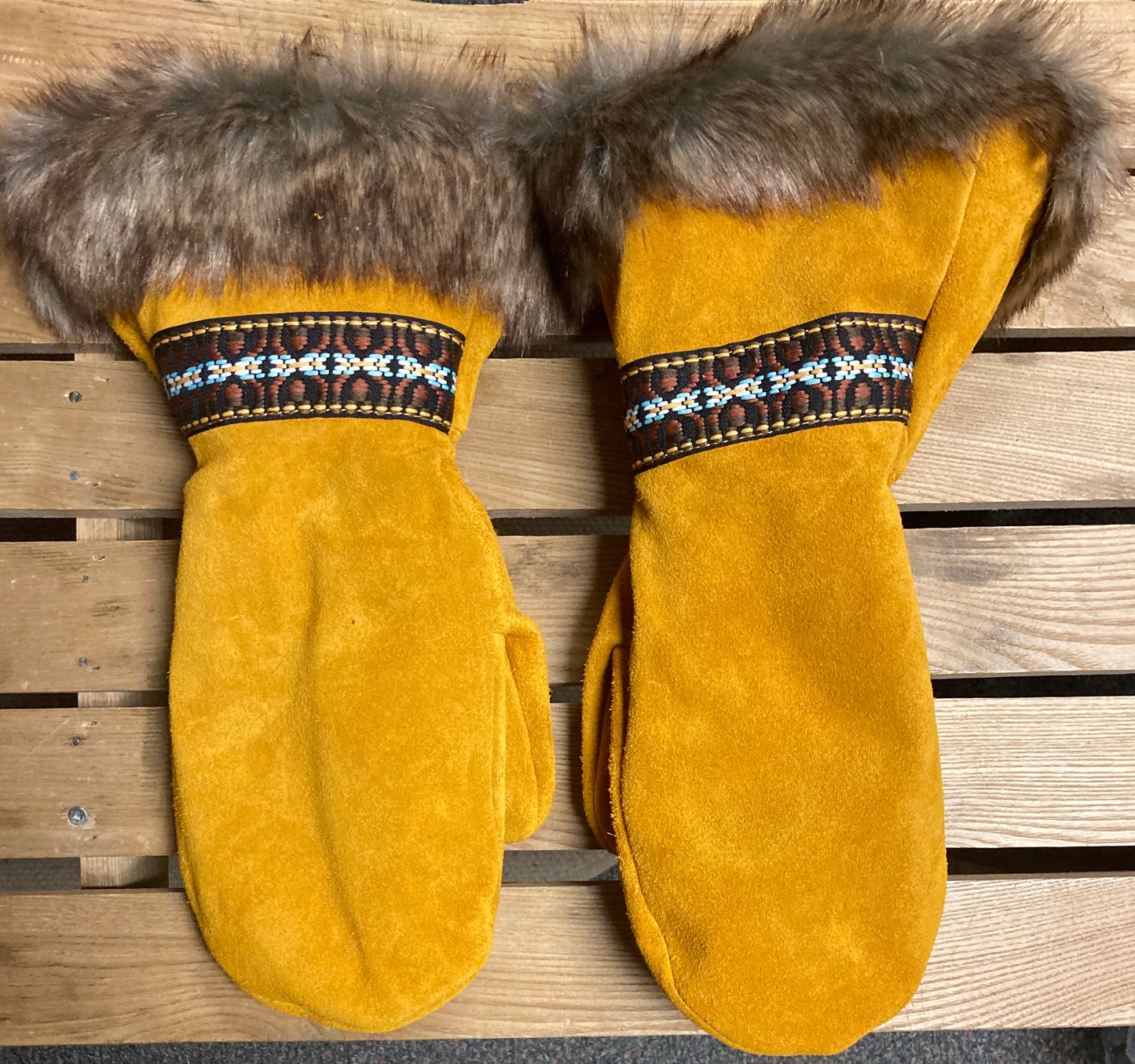 Hides in Hand - Moose Suede Fur Trim Gauntlet
