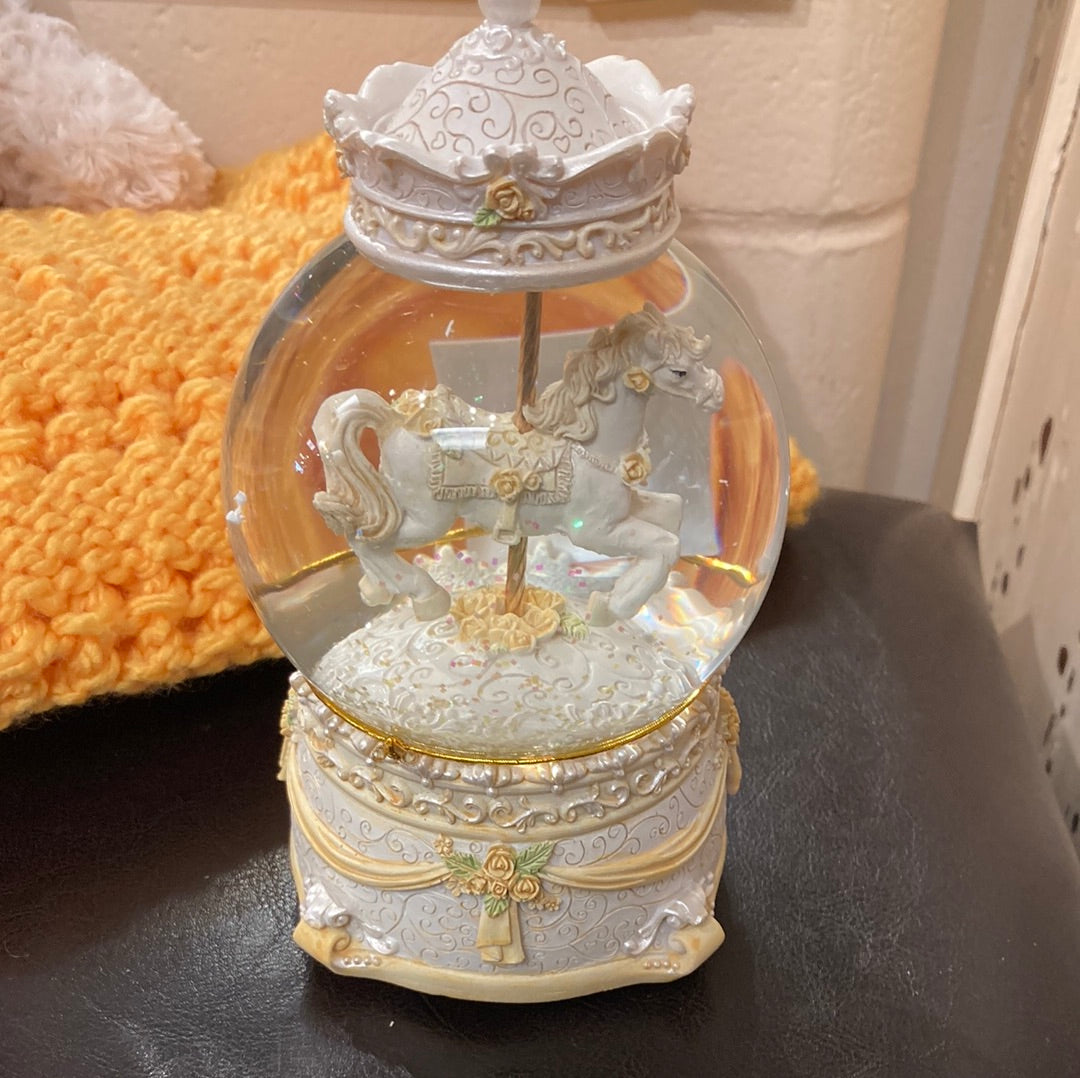 Christmas - Musical Snow Globe